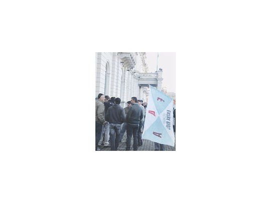 Ruralistas entrerrianos nucleados en la Mesa de Enlace se reunieron ayer en Paraná, en las inmediaciones de la Casa de Gobierno, donde  entregaron un petitorio y le pIdieron una audiencia al gobernador Sergio Urribarri. Gentliza diario Análisis Digital.