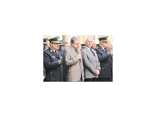 Jorge Telerman, Aníbal Fernández y el comisario general Néstor Valleca ayer en un homenajerealizado a los policías caídos en cumplimiento de su deber.