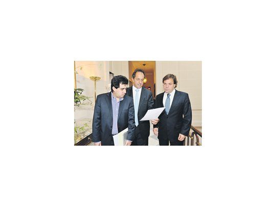 El gobernador junto a su jefe de Gabinete, Alberto Pérez, y el ministro de Infraestructura, Alejandro Arlía.