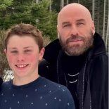 John Travolta junto a su hijo Ben y Riley Keough. John Travolta junto a su hijo Ben y Riley Keough.