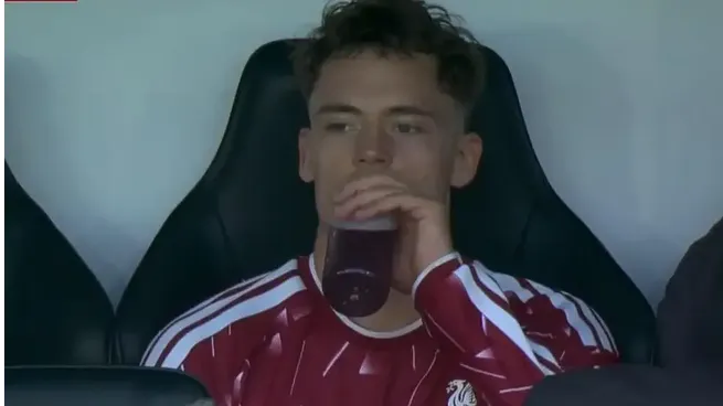Florian Wirtz fue sustituido durante el empate 2-2 del Liverpool contra el Newcastle United en la primera jornada de la Premier League y el almén para recuperarse bebió zumo de cerveza, el nuevo suplemento energético que llegó al fútbol de elite.