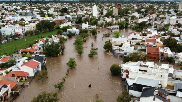 Tras las inundaciones, continúan los operativos para encontrar a las hermanas desaparecidas.