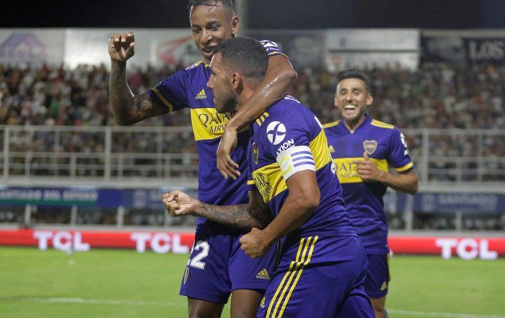 Villa, Tevez y Salvio, los tres goleadores de la noche, festejan para Boca.