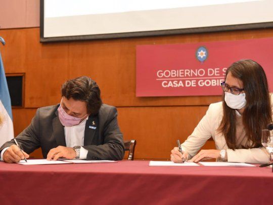 Gustavo Sáenz supervisa las negociaciones.