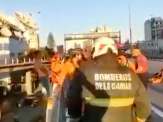 Bomberos de la Ciudad rescataron a un hombre que amenazaba con suicidarse en la Autopista 25 de Mayo.