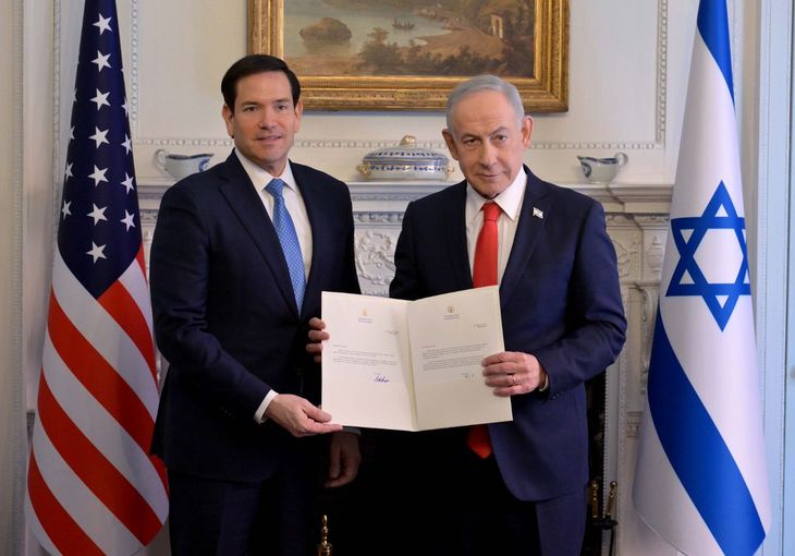 Imágenes difundidas mostraron a Netanyahu y Marco Rubio sosteniendo el documento de incorporación. Imágenes difundidas mostraron a Netanyahu y Marco Rubio sosteniendo el documento de incorporación.
