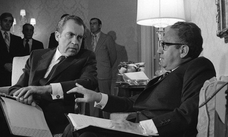 Nixon y Henry Kissinger, convivieron, pero nunca bien. El presidente consideraba a su secretario un cobarde y el otro un “loco” a su jefe, a quien “trató de limar” de todas las maneras posibles.