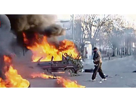 Incidentes. Los vecinos prendieron fuego autos y se enfrentaron con la Policía delante de la Comisaría 7ª de Glew para reclamar justicia.