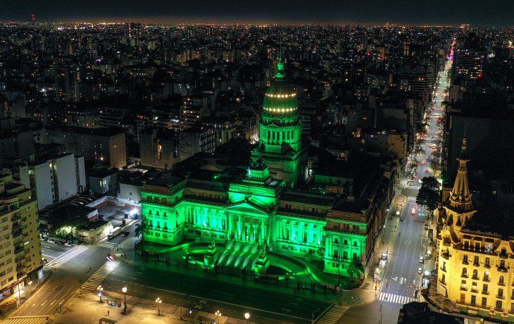 El Congreso iluminado de verde.