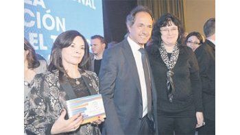 Daniel Scioli anoche en un hotel porteño, en donde firmó un convenio para combatir la trata de personas con la activista Susana Trimarco. Fue en el día dedicado a repudiar ese delito.