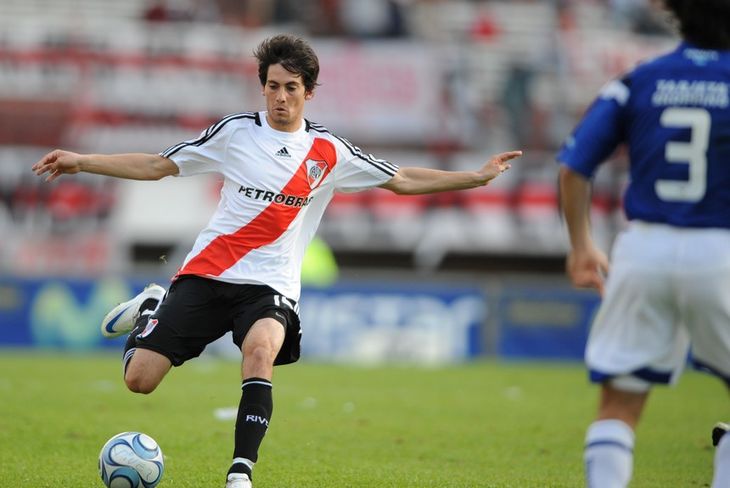 La dedicación y técnica, desembarcaron a Robert Flores en el fútbol argentino para vestir la camiseta de River Plate La dedicación y técnica, desembarcaron a Robert Flores en el fútbol argentino para vestir la camiseta de River Plate
