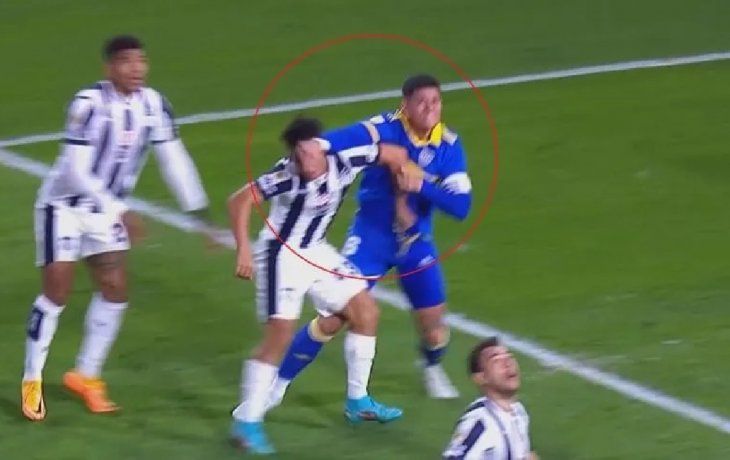 juega con otras reglas: la explicacion oficial de por que el var no expulso a marcos rojo