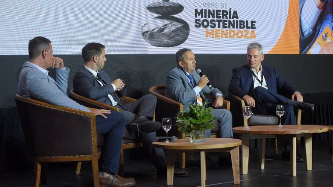 El director de Minería del Ministerio de Energía y Ambiente, Jerónimo Shantal, el intendente de Malargüe, Celso Jaque, el CEO de Impulsa Mendoza, Emilio Guiñazú y Augusto Roggiero, decano de FACAI de la UNCuyo.