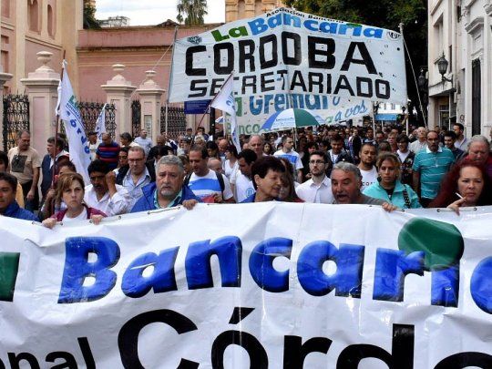 Según los bancarios, la reforma sancionada el viernes pasado afecta&nbsp;“derechos de trabajadores jubilados y activos, con desprecio de la ‘irreductibilidad’ de los haberes dispuesta por el artículo 57 de la Constitución provincial”.