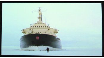 ámbito.com | Rompehielos espectral. El holandés Guido van der Werve y su obra “Número ocho, Todo va a estar bien” (2007, video HD en 16mm).
