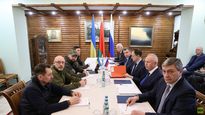 Las comitivas de Rusia y Ucrania reunidas en Bielorrusia.