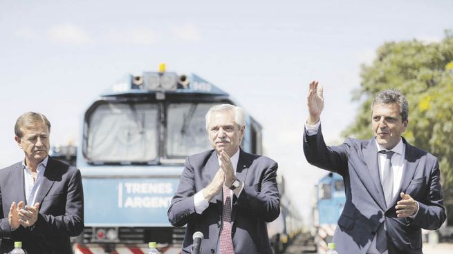 arribo. Rodolfo Suarez, Alberto Fernández y Sergio Massa recibieron el tren que une Buenos Aires con Mendoza.