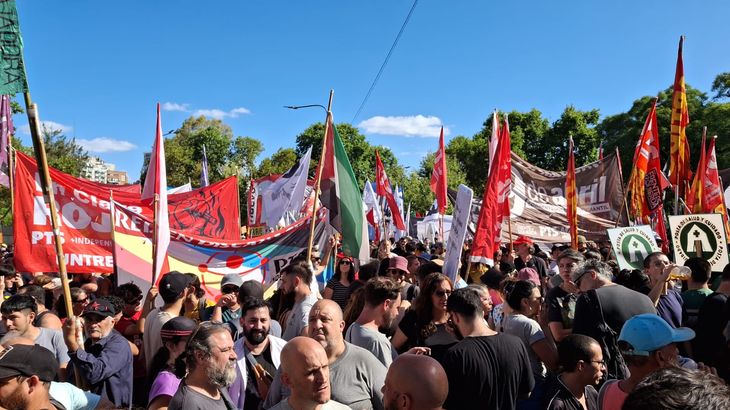 Organizaciones vinculadas a partidos de izquierda se manifestaron en puntos céntricos de la ciudad de Buenos Aires. Organizaciones vinculadas a partidos de izquierda se manifestaron en puntos céntricos de la ciudad de Buenos Aires.