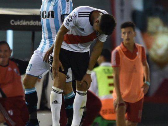 El momento en que Palacios siente la molestia en la pierna derecha durante el partido contra Racing.