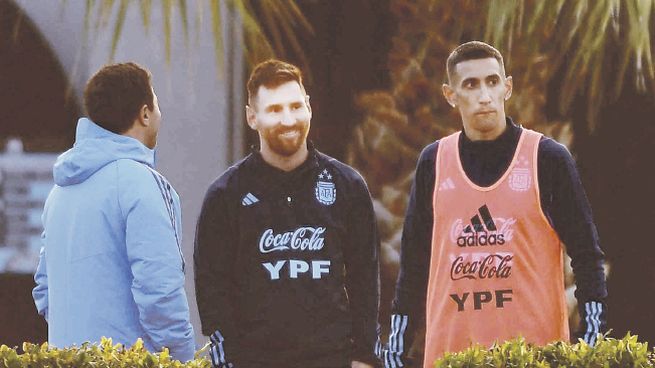 a punto. La Selección encara la recta final de la preparación de cara al debut en las Eliminatorias Sudamericanas. Messi estuvo junto al resto de sus compañeros en Ezeiza, pero solo hizo trabajos regenerativos junto a “Dibu”.