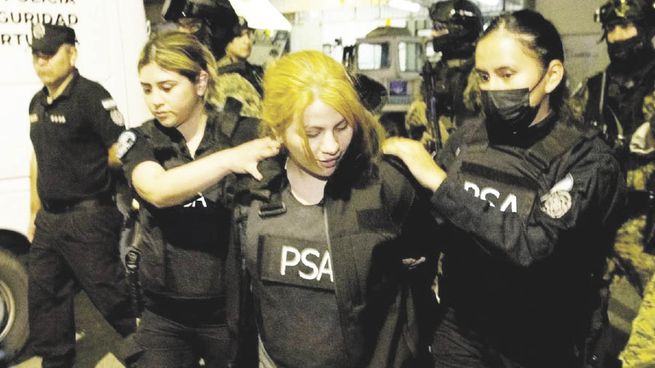 complicados. Brenda Uliarte quedó más comprometida después del hallazgo de los mensajes. Nicolás Carrizo (izquierda) fue detenido ayer.