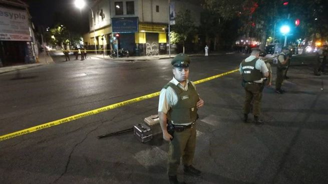 El hombre volvía de un día de compras junto con su familia.