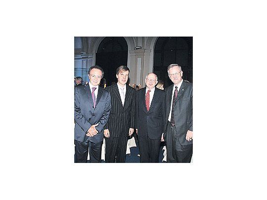 Guillermo Ortiz, Martín Redrado, Martin Feldstein y Thomas Hoenig (de Reserva Federal Kansas), en plena fiesta.
