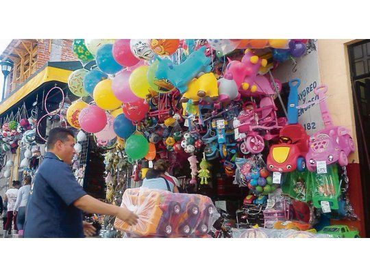 Juguetes truchos, los “chiches” de las “Saladitas” ilegales
