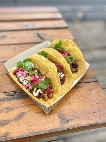 En los tacos resalta una opción vegana imperdible: tacos de brócoli cocido al vapor, acompañados de hummus y emulsión de remolacha. En los tacos resalta una opción vegana imperdible: tacos de brócoli cocido al vapor, acompañados de hummus y emulsión de remolacha.