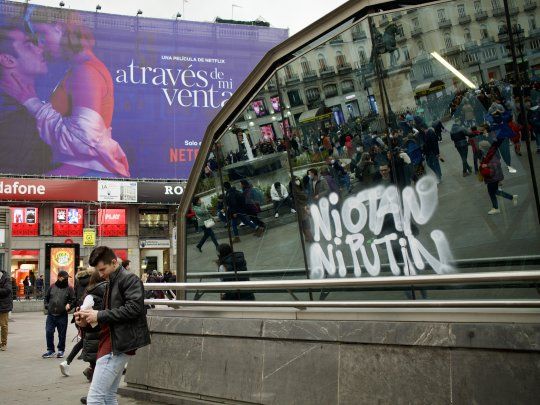 En la Puerta del Sol, del centro histórico de Madrid, hay pintadas contra la guerra en Ucrania, con críticas tanto a Putin como a la internvencion de la OTAN.&nbsp;
