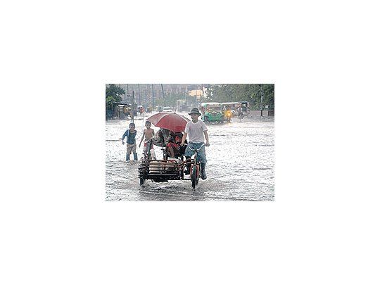 Los sobrevivientes del tifón escapan de las inundaciones en Manila. Al menos 229 personas murieron y más de 800 continúan desaparecidas.