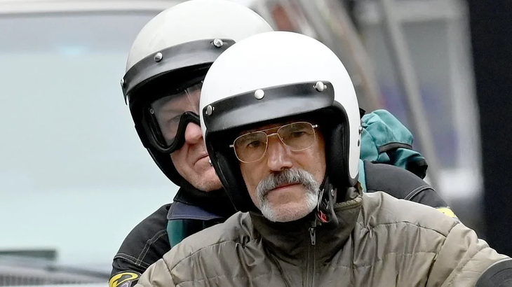 The image of the actor on the set of his son Ronan's film.