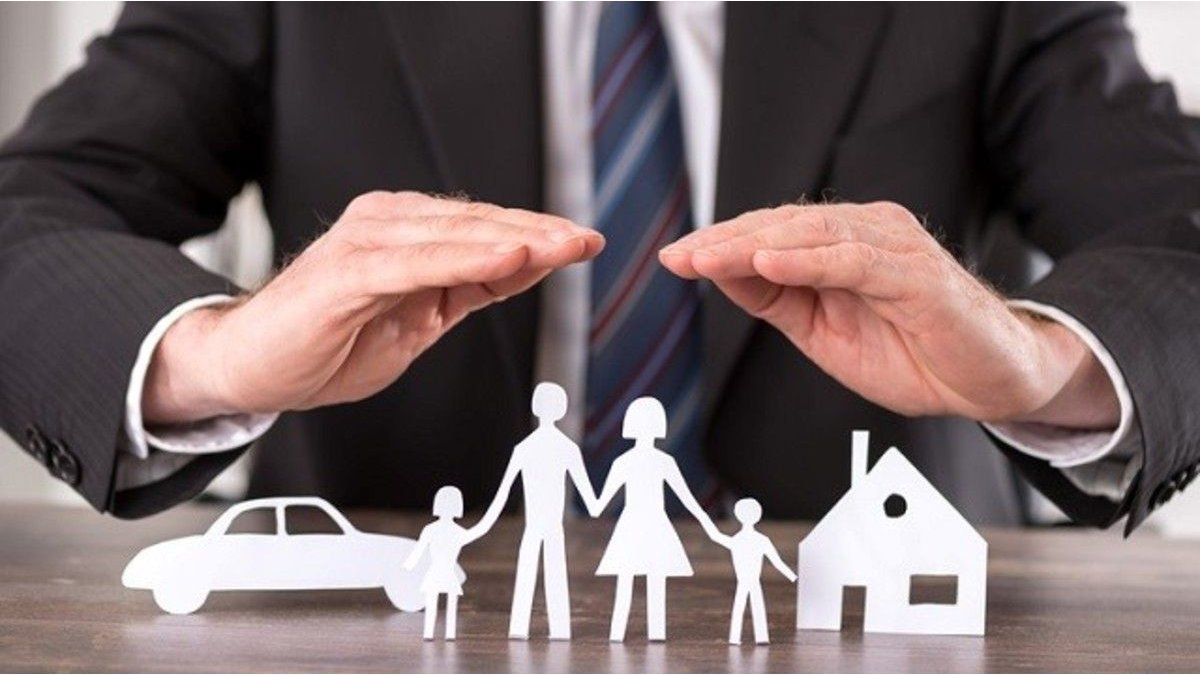 Insurance at a turning point: macroeconomic challenges, digital transformation and the new consumer Insurance at a turning point: macroeconomic challenges, digital transformation and the new consumer