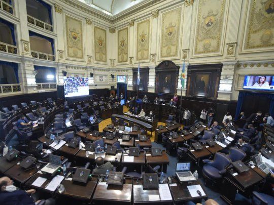 La Cámara de Diputados bonaerense sesionó ayer de manera mixta, pero postergó el debate del proyecto de endeudamiento que envió el gobierno de Kicillof.