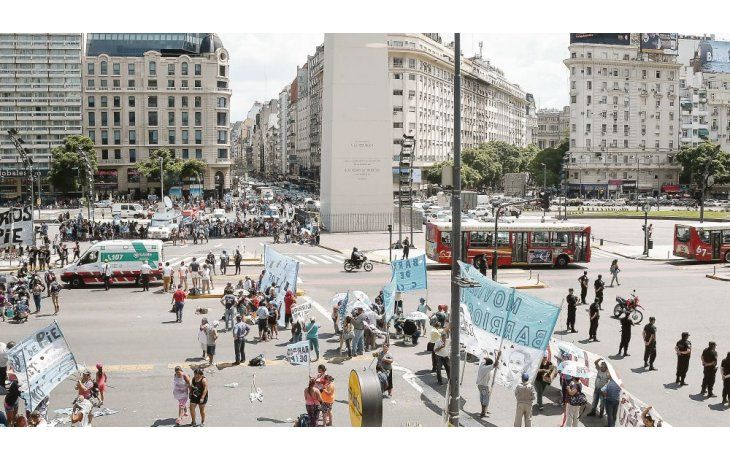 Acampe. Los manifestantes se movilizaron hasta la zona del Obelisco, donde se generó un intenso caos de tránsito.