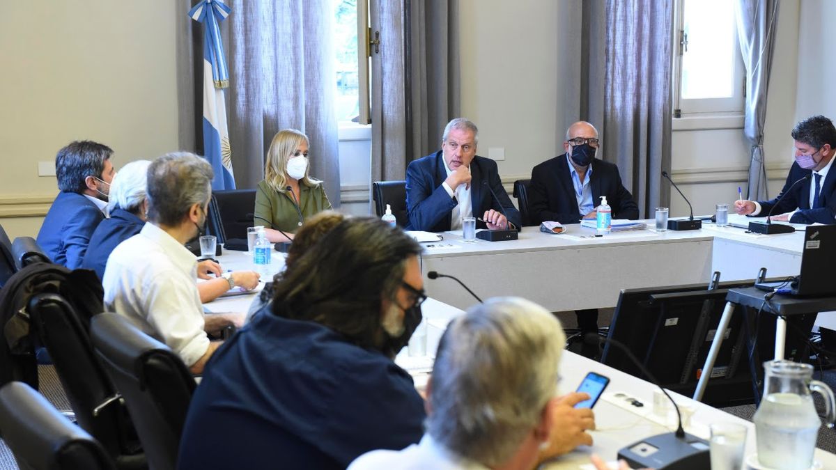 education and university teaching unions continue reviewing the agreement