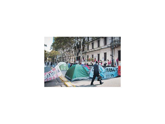 El acampe es por tiempo indeterminado. Ayer, el tránsito estuvo cortado en la Avenida de Mayo y en Diagonal Norte.