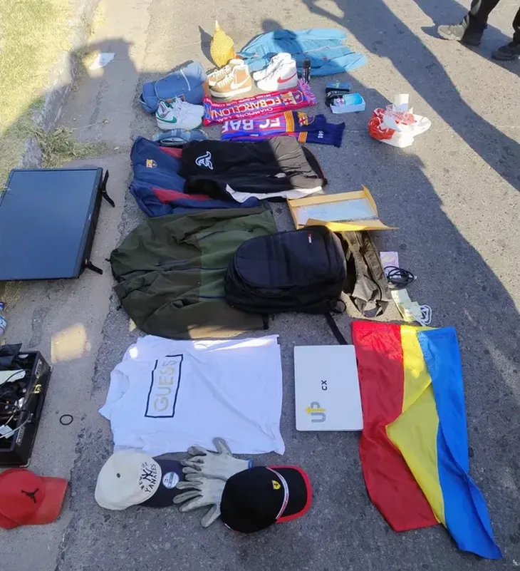 Los objetos encontrados en el interior del auto. Los objetos encontrados en el interior del auto.