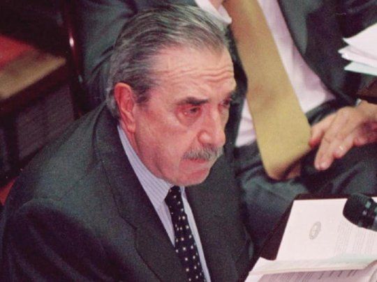 Raúl Alfonsín en su banca del Senado de la Nación.&nbsp;