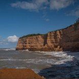 La plataforma se ubica sobre un frente de acantilados que se extiende a la par de la Ruta 11. La plataforma se ubica sobre un frente de acantilados que se extiende a la par de la Ruta 11.