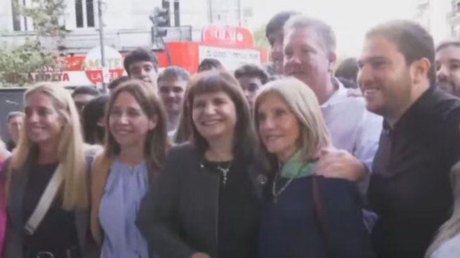 Patricia Bullrich apoyó a LLA en la Ciudad en su recorrida junto a Pilar Ramírez.