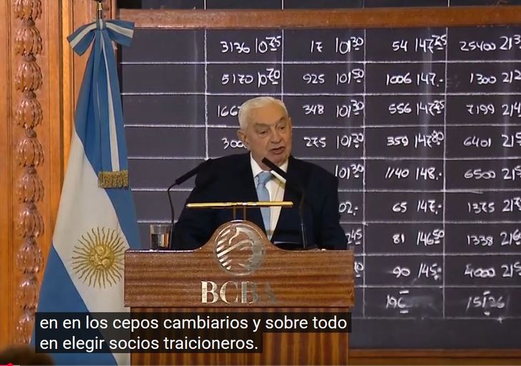 El presidente de la BCBA, quien definió como infinitas la cantidad de cosas positivas realizada por el gobierno, se plegó en la crítica (velada) a la Vicepresidente y a la esposa de su “querido amigo”, Néstor Kirchner. El presidente de la BCBA, quien definió como infinitas la cantidad de cosas positivas realizada por el gobierno, se plegó en la crítica (velada) a la Vicepresidente y a la esposa de su “querido amigo”, Néstor Kirchner.
