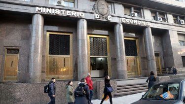 Tras el pago de unos u$s2.500 millones correspondientes a los bonos Globales, las reservas brutas del BCRA retrocedieron y quedaron nuevamente por debajo de los u$s49.000 millones, en una rueda marcada por el impacto de los vencimientos de deuda.