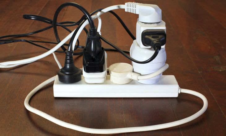 El multicontacto permite que la electricidad fluya en dispositivos que no estamos utilizando El multicontacto permite que la electricidad fluya en dispositivos que no estamos utilizando