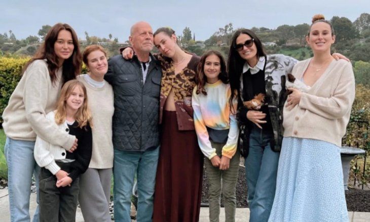 Bruce Willis junto a su mujer actual, sus hijas y su expareja, Demi Moore. 