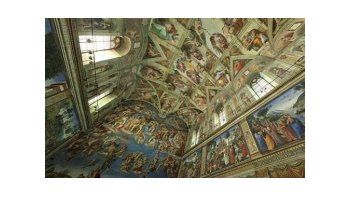 En la Capilla Sixtina se pueden ver además de El juicio final y La creación de Adán de Miguel Ángel otros 12 frescos del Renacimiento de famosos artistas.