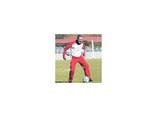 Ángel Cappa, en un alto del entrenamiento, con pinta de zaguero de la década del 60. El técnico de Huracán podrá contar con las vueltas de Goltz y de Domínguez.