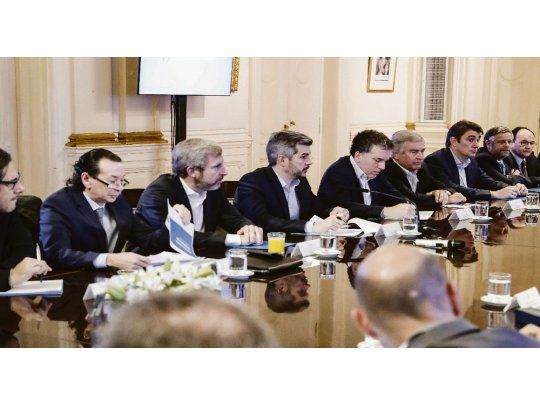 ministros. Germán Garavano, Dante Sica, Rogelio Frigerio, Marcos Peña, Nicolás Dujovne, Oscar Aguad y Javier Iguacel animaron la reunión de Gabinete que encabezó ayer Mauricio Macri en Casa Rosada.