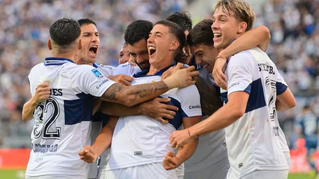 Nicolás Barros Schelotto celebra el primer gol de Gimnasia.