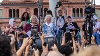 La titular de Abuelas de Plaza de Mayo, Estela de Carlotto, junto a Taty Almeida, Madre de Plaza de Mayo Línea Fundadora, y el Premio Nobel de la Paz, Adolfo Pérez Esquivel durante el Día de la Memoria.&nbsp;